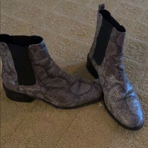 Reaction Kenneth Cole snakeskin boots